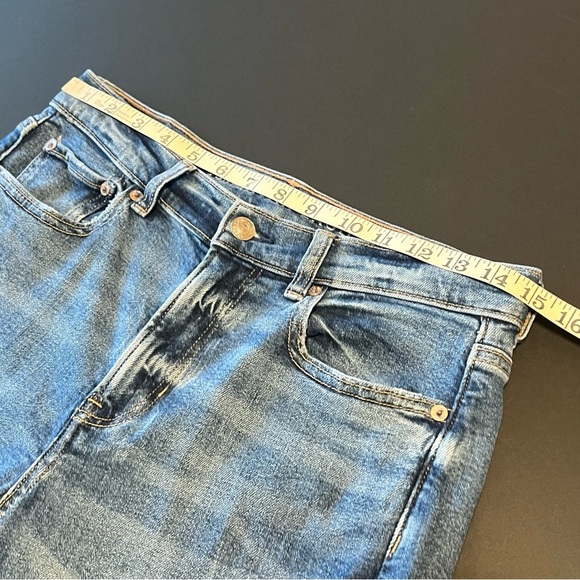 AMERICAN EAGLE Super High Rise Baggy Straight Cargo Jeans size 4, medium wash - Picture 4 of 16